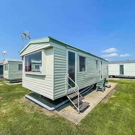 6 Berth Caravan For Hire At Martello Beach Holiday Park In Essex Ref 29017Y Clacton-on-Sea Exterior foto