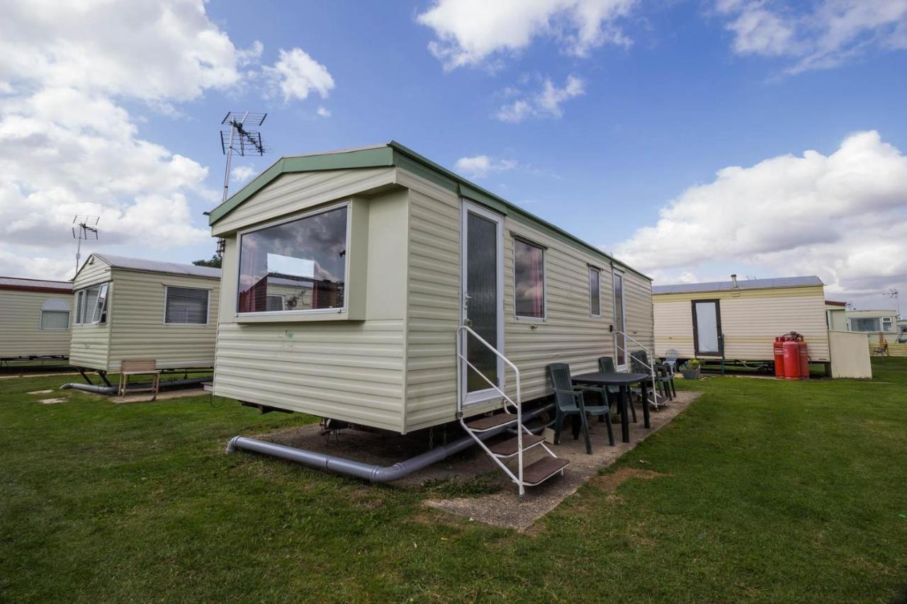 6 Berth Caravan For Hire At Martello Beach Holiday Park In Essex Ref 29017Y Clacton-on-Sea Exterior foto