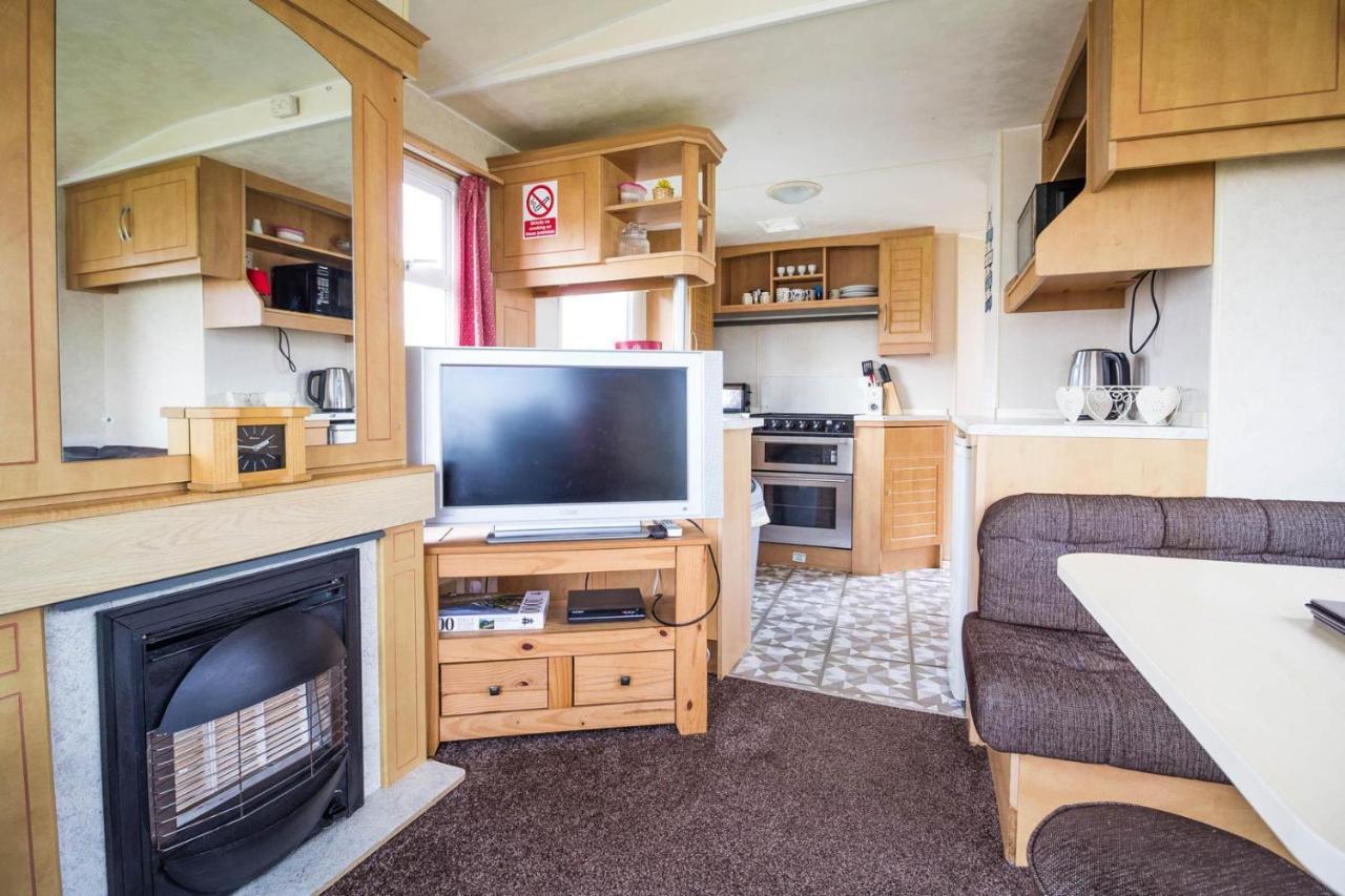 6 Berth Caravan For Hire At Martello Beach Holiday Park In Essex Ref 29017Y Clacton-on-Sea Exterior foto