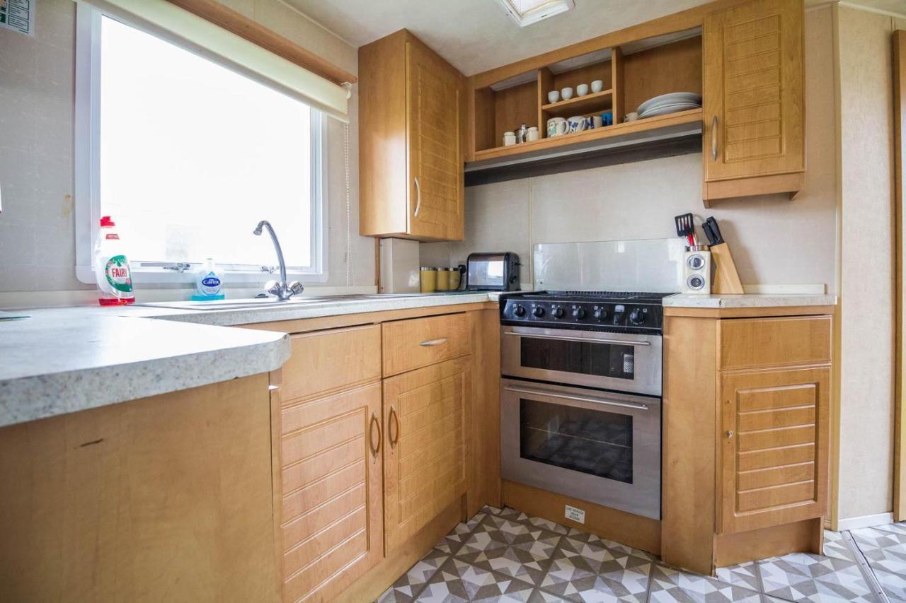6 Berth Caravan For Hire At Martello Beach Holiday Park In Essex Ref 29017Y Clacton-on-Sea Exterior foto