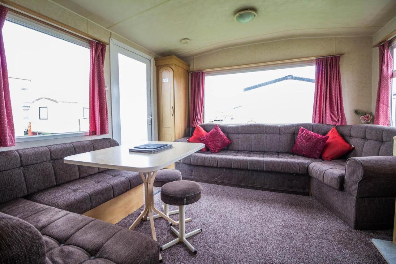 6 Berth Caravan For Hire At Martello Beach Holiday Park In Essex Ref 29017Y Clacton-on-Sea Exterior foto