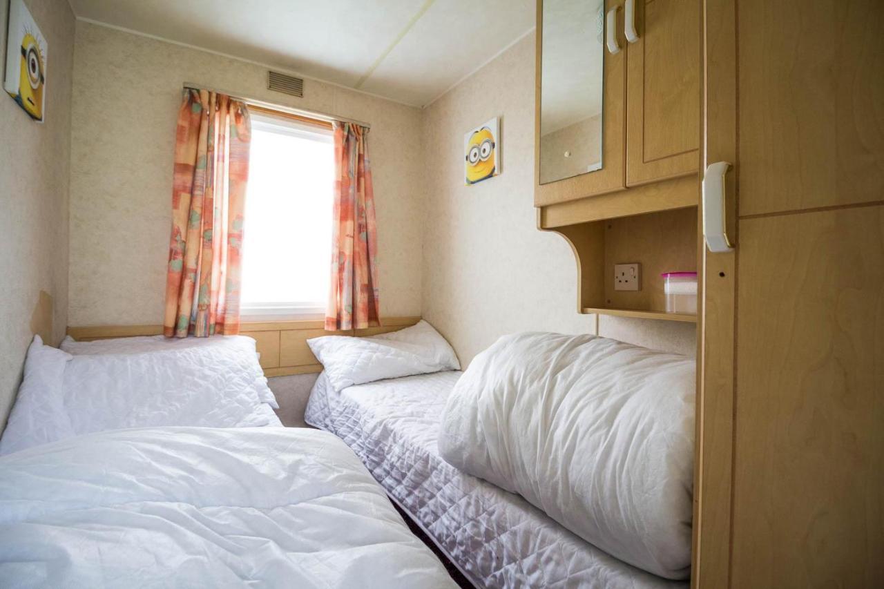 6 Berth Caravan For Hire At Martello Beach Holiday Park In Essex Ref 29017Y Clacton-on-Sea Exterior foto