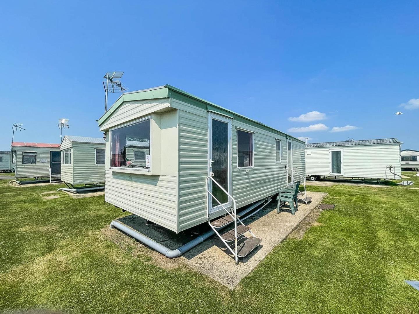 6 Berth Caravan For Hire At Martello Beach Holiday Park In Essex Ref 29017Y Clacton-on-Sea Exterior foto